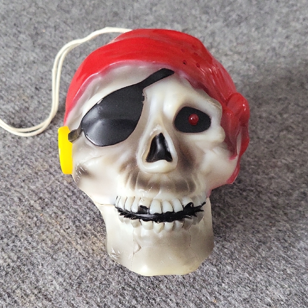 Vintage Trendmasters Pirate Skull Shaking Strobe Light